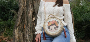 Une femme portant le sac Frida de Madoak