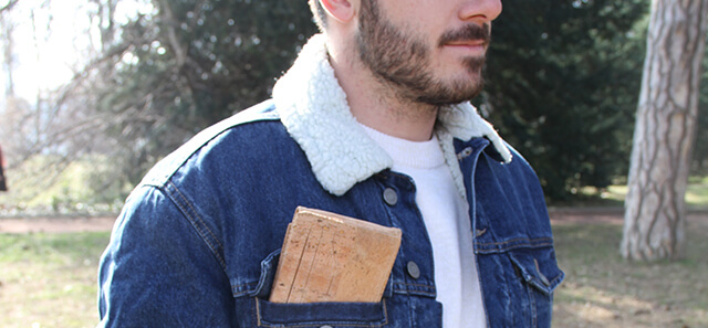 La photo d'un homme portant une veste bleue